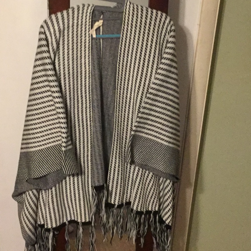 Black/white poncho